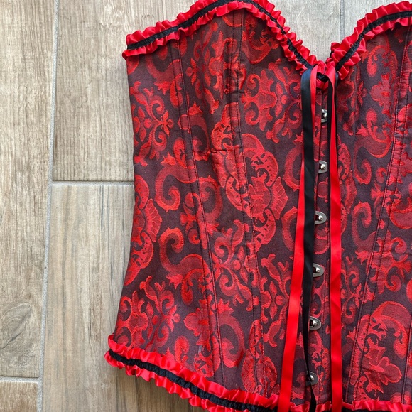 BOUTIQUE black & red paisley lace up corset with ruffle hem accent - Picture 2 of 7
